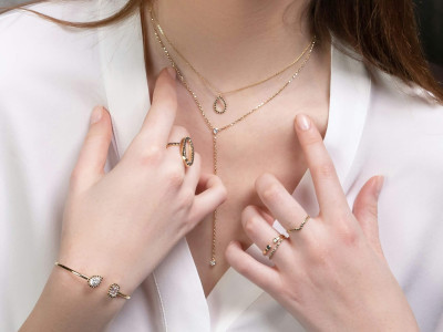 une personne avec des bijoux