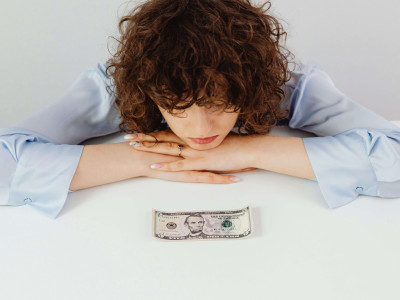 fille qui se demande que devient l'argent