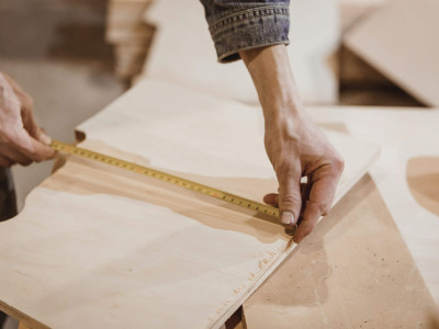 une personne qui fabrique une urne