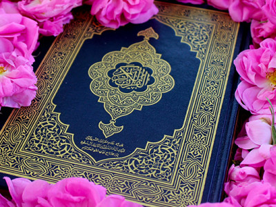 Coran entouré de roses, symbole de condoléances et de foi musulmane