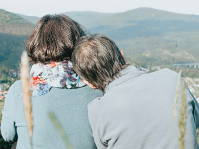 Couple de personnes âgées assis dans la nature, moment de tendresse en fin de vie