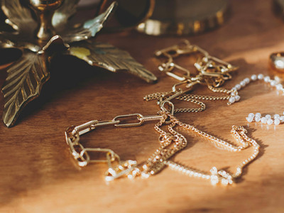 Bijoux en or posés sur une table, illustrant ce qu’il advient des effets personnels avant une crémation