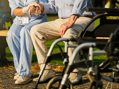 Accompagnement d’un patient âgé atteint de la maladie à corps de Lewy dans un parc public