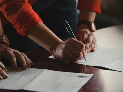 Signature d’un document pour résilier un contrat de prévoyance obsèques
