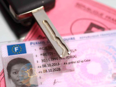 Permis de conduire français accompagné d’une clé de voiture, illustrant les démarches à effectuer après un décès