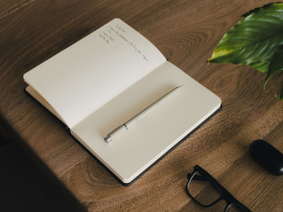 livre avec un poème d'enterrement