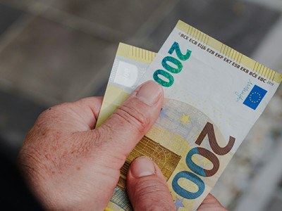 Main tenant deux billets de 200 euros pour le paiement d'une inhumation