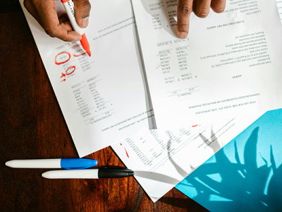 Personne analysant différents contrats pour comparer une assurance vie