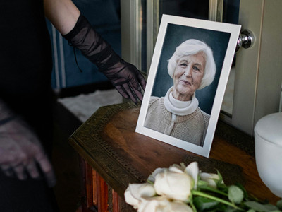 Urne funéraire avec photo d’une personne décédée dans un intérieur, question sur la conservation des cendres