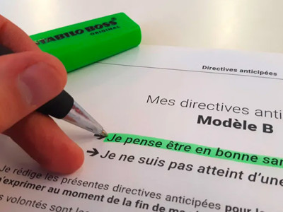 Formulaire de directives anticipées en cours de rédaction avec surlignage vert