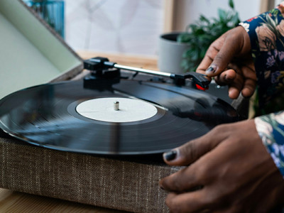 Sélection de musique funéraire sur platine vinyle pour rendre hommage à un défunt