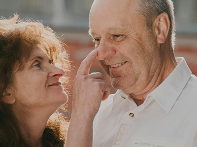 Un couple de seniors partage un moment complice et bienveillant