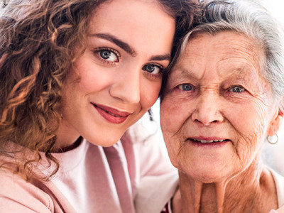 Petite-fille et grand-mère souriantes, illustration d’un héritage familial et de la transmission intergénérationnelle