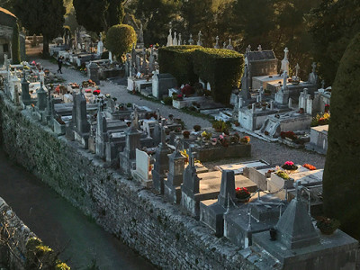 Vue aérienne d’un cimetière avec monuments funéraires traditionnels en pierre