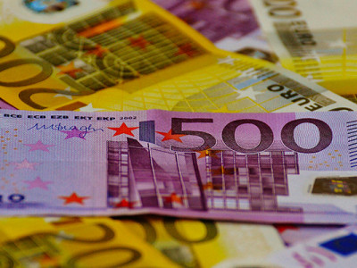 Billets en euros pour illustrer le coût et le paiement des obsèques en France