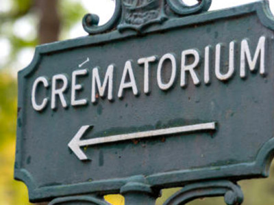 Panneau indiquant la direction d’un crématorium, lieu dédié à la crémation des défunts