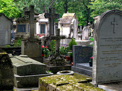 Vieilles tombes et stèles dans un cimetière ancien, en lien avec la fin de concession