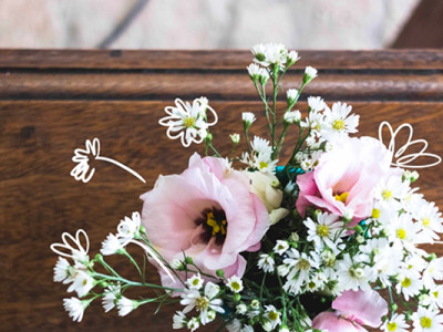 Bouquet de fleurs posé sur un cercueil en bois lors d'une cérémonie d’obsèques