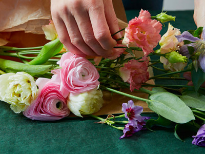 Bouquet de fleurs fraîches en préparation pour une cérémonie au funérarium