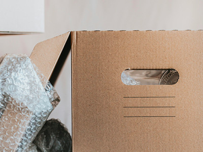 Cartons de déménagement remplis d’objets, illustrant le tri à faire pour vider une maison après un décès