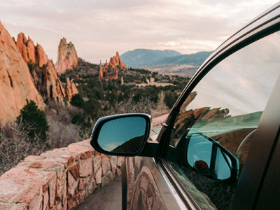 Voiture sur une route panoramique, illustrant un véhicule issu d’une succession