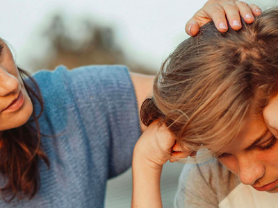 Mère consolant son fils après l’annonce d’un décès, comment parler de la mort à un enfant