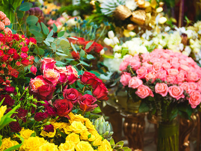 Bouquets de fleurs du deuil multicolores dans une boutique de fleurs