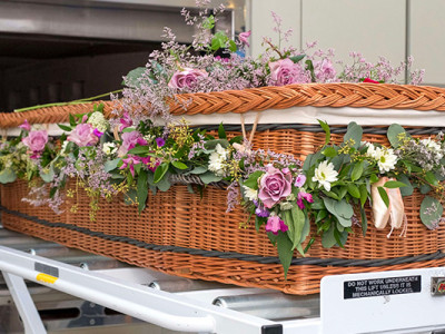 Cercueil en osier fleuri prêt pour la crémation dans un crématorium