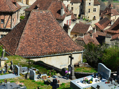 Vue d’un cimetière de village ancien, à la recherche de la tombe d’un proche décédé
