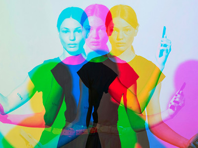 Illustration artistique d’une femme entourée d’écrans symbolisant la gestion de l’identité numérique après décès