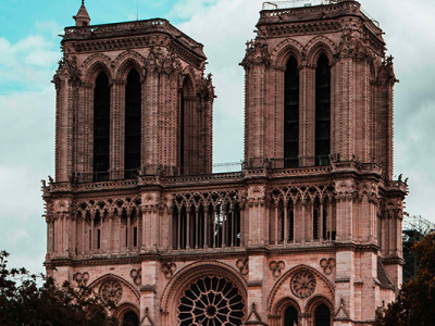 Façade de la cathédrale Notre-Dame de Paris vue de face, architecture gothique emblématique