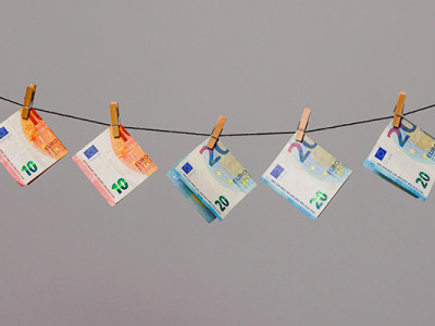 Billets d’euros suspendus à une corde, évoquant la transmission d’argent après un décès