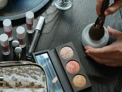 Produits de maquillage et soins utilisés pour la toilette funéraire et la présentation du défunt