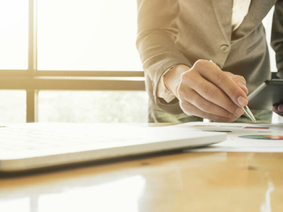 Personne en train de consulter des documents financiers pour débloquer un compte bancaire après un décès