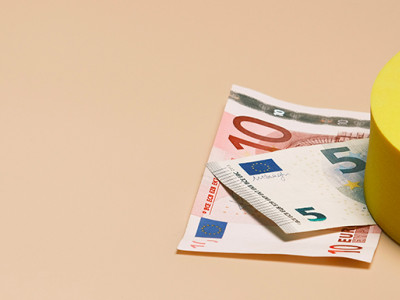 Billets en euros représentant une aide financière au décès