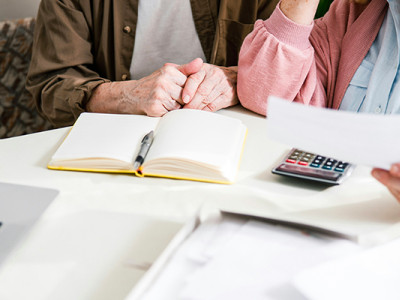 Couple senior consultant des documents administratifs liés à une pension de réversion
