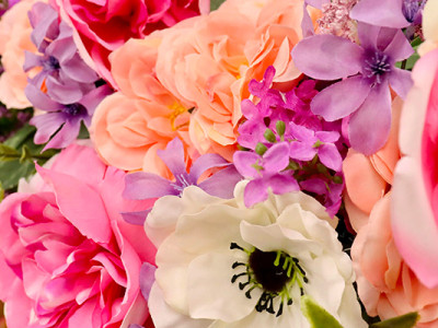 Bouquet de fleurs artificielles colorées pour tombe au cimetière