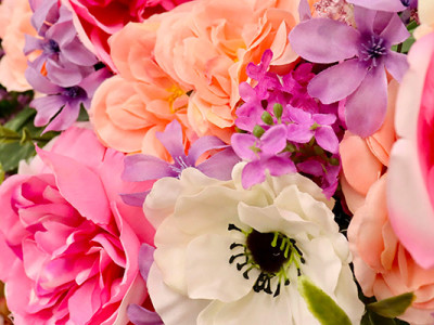Bouquet de fleurs colorées résistantes pour orner une tombe en cimetière