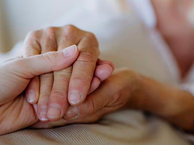 Main tenant celle d’une personne en fin de vie dans le cadre des soins palliatifs