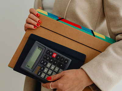 Dossiers fiscaux et calculatrice pour déclarer une assurance vie aux impôts