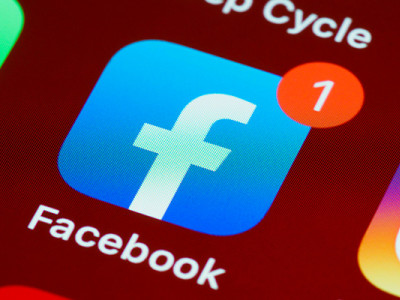 Icône de l’application Facebook affichée sur un smartphone, illustrant l’annonce d’un décès sur les réseaux sociaux