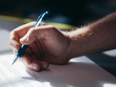 personne qui rempli un certificat de cession